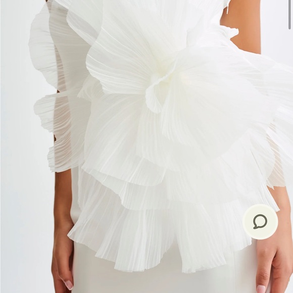 Elegant White Strapless Dress - Picture 3 of 8